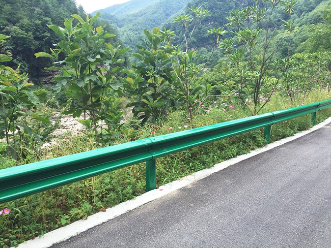 危險路段公路防撞噴塑波形護(hù)欄